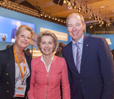 Bundesparteitag am 06.12.2016 - Bianca Füchtenkötter,Bundesverteidigungsministerin Ursula von der Leyen und Daniel Hagemeier