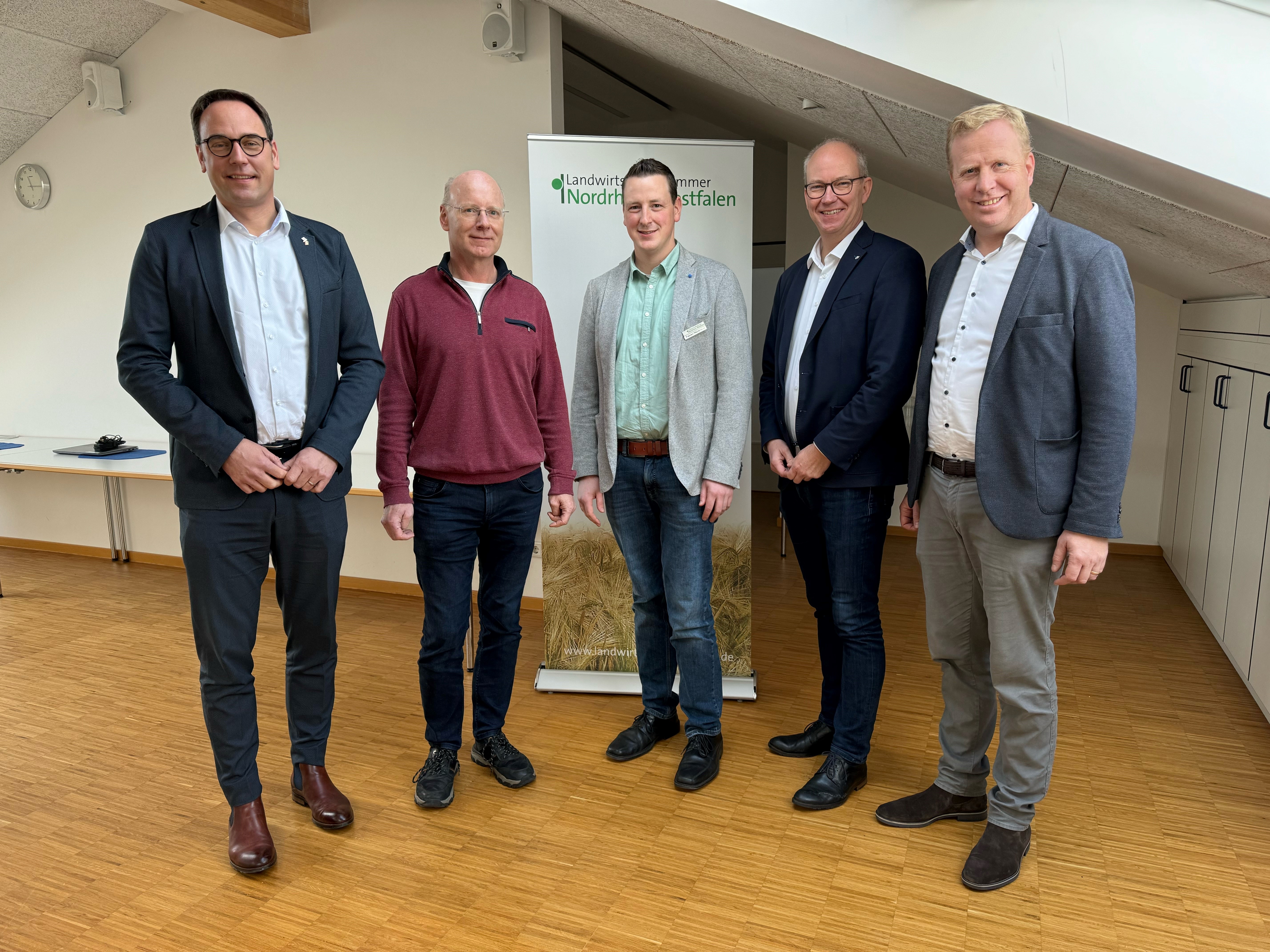 Henning Rehbaum  MdB (r.) sowie den  Markus Höner MdL (l.) und Daniel Hagemeier MdL (2.v.r.) mit Fabian Menkhaus (M.) und Fachberater Thomas Baumhöfer (2.v.l.) LWL
