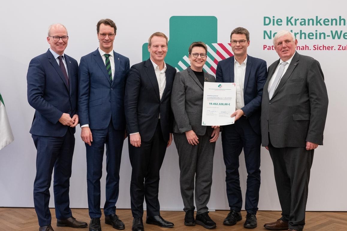 v.l. Daniel Hagemeier MdL, Ministerprsident Hendrik Wst, Dr. Nils Brggemann (Vorstandvors. St. Franziskus Mnster), Stefanie Oberfeld, Matthias Schulte (Chefrztin Gerontopsychiatrie und Pflegedirektor St. Rochus-Hospital), Minister Karl-Josef Laumann