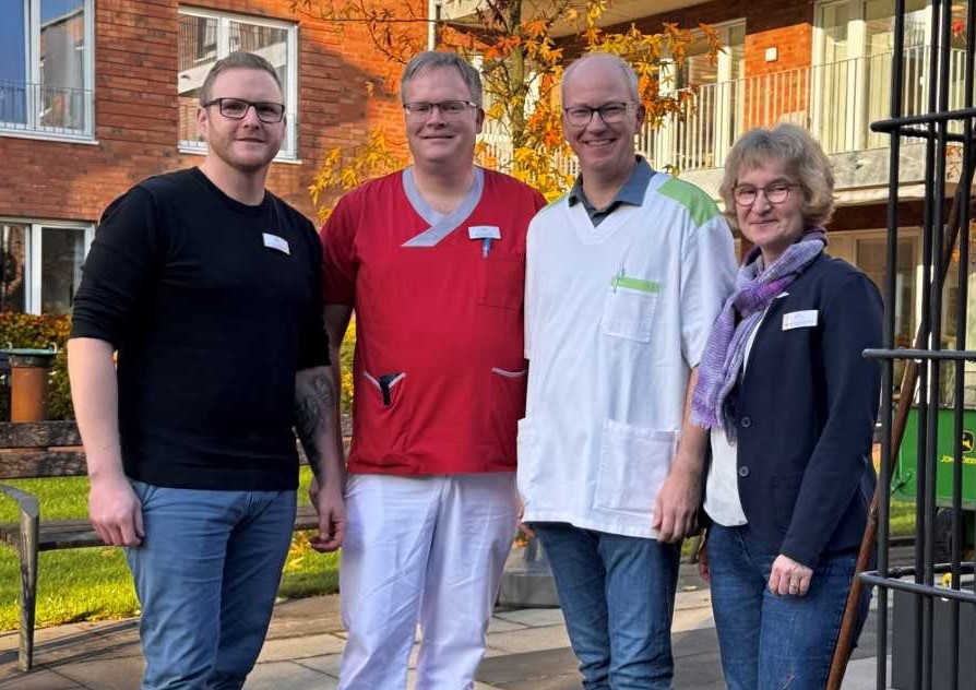 Geschftsfhrerin Birgit Schwichtenhvel, Bereichsleiter Timo Reckmann und Pflegedienstleiter Christian Thiemann bedankten sich bei Daniel Hagemeier fr seinen Einsatz.