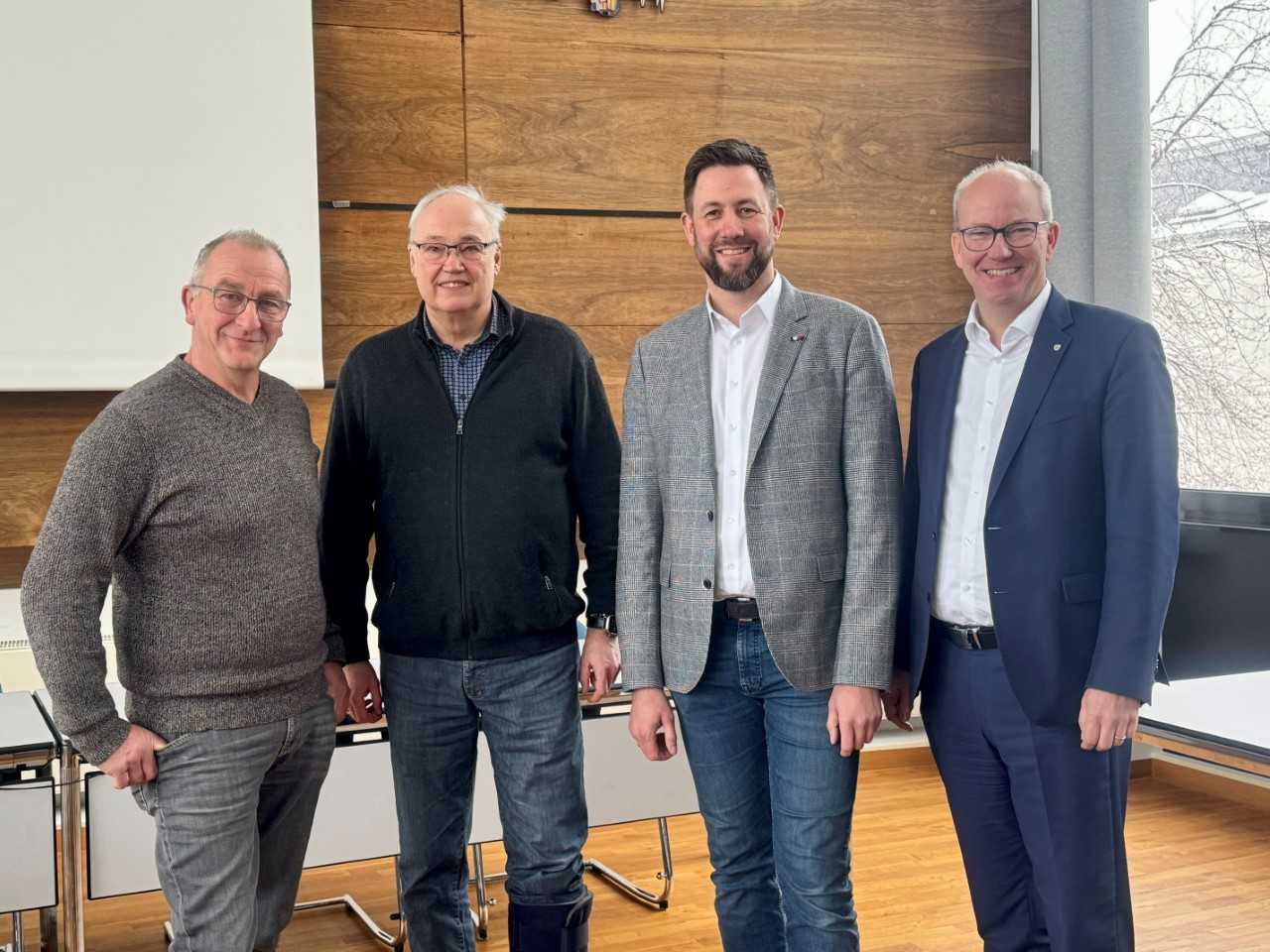 Marc Berendes (B�rgermeister, 2.v.r.), Michael Topm�ller (stellvertretender B�rgermeister, 2.v.l.) und Georg Aufderheide (CDU-Fraktionsvorsitzender, l.) beim Rathausgespr�ch mit dem CDU-Landtagsabgeordnetem Daniel Hagemeier MdL (r.) in Ennigerloh.