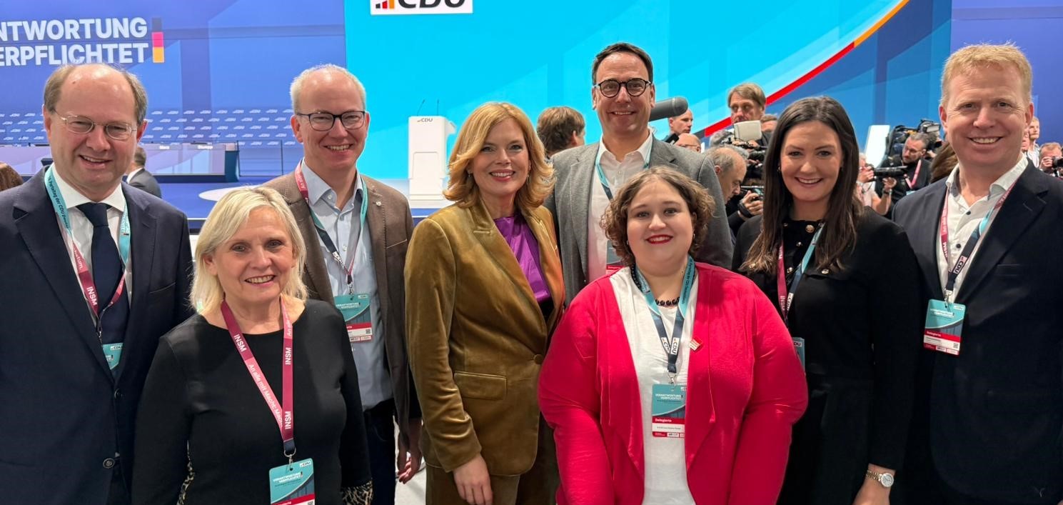 Bild mit Bundestagspr�sidentin Julia Kl�ckner (4.v.l.): Landrat Dr. Olaf Gericke, Elke Duhme (Kreistagsfraktion), Daniel Hagemeier MdL, Kreisvorsitzender Markus H�ner MdL, Ann-Sophie Pachal (FU), Katrin Schulze Zurmussen (Kreisvorstand) u. Henning Rehbaum