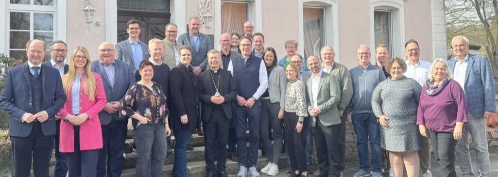 Bei der Klausurtagung zog der CDU Kreisverband Warendorf-Beckum Bilanz und diskutierte Zukunftsthemen. Als besonderen Gast begr��ten die Mitglieder Weihbischof Dr. Stefan Zekorn.