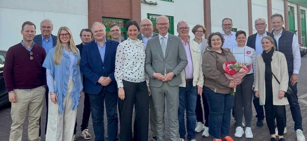 Geschlossenes Signal des CDU-Kreisverbandes Warendorf-Beckum: Daniel Hagemeier (mittig) und Markus H�ner (krankheitsbedingt nicht auf dem Gruppenbild) sollen die Region nach dem Wunsch des Kreisvorstandes auch k�nftig vertreten.