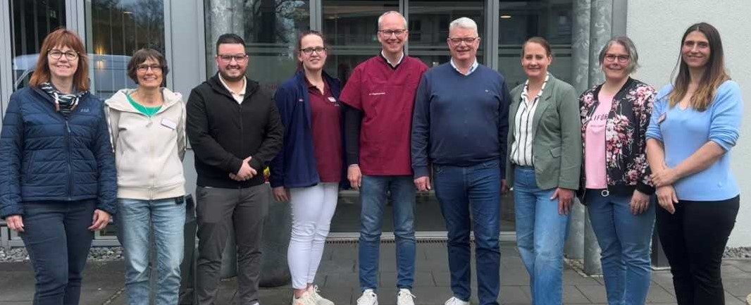 Eine Schicht lang begleitete der Landtagsabgeordnete die Pflegefachkraft Stefanie Maa� bei ihrer Tour. Anschlie�end traf er sich zum offenen Austausch mit dem Team der AP-Pflegedienste GmbH.