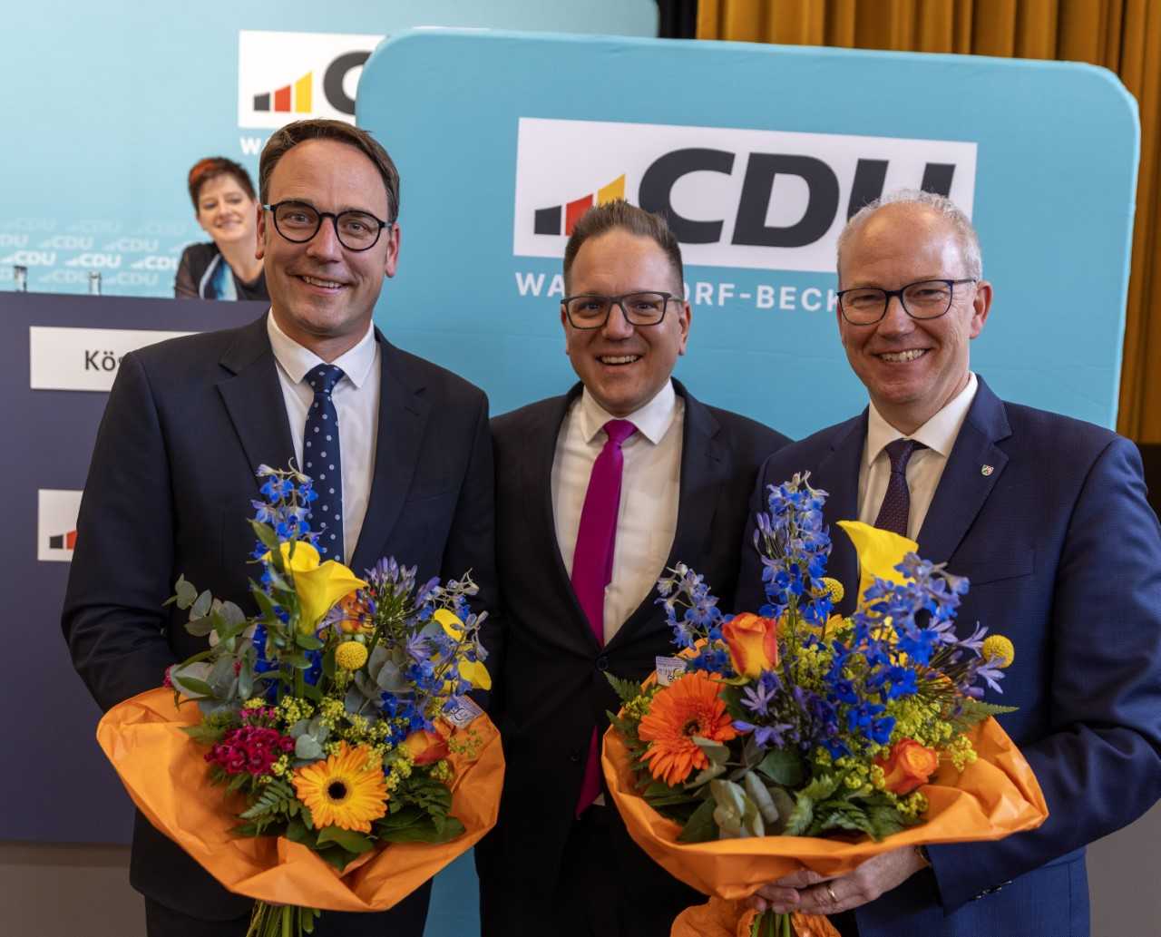 Sebastian Seidel, als Everswinkeler B�rgermeister �Hausherr� der Veranstaltung in der Festhalle (M.), gratulierte Markus H�ner (l.) und Daniel Hagemeier (r.) zur erfolgreichen Wiederwahl